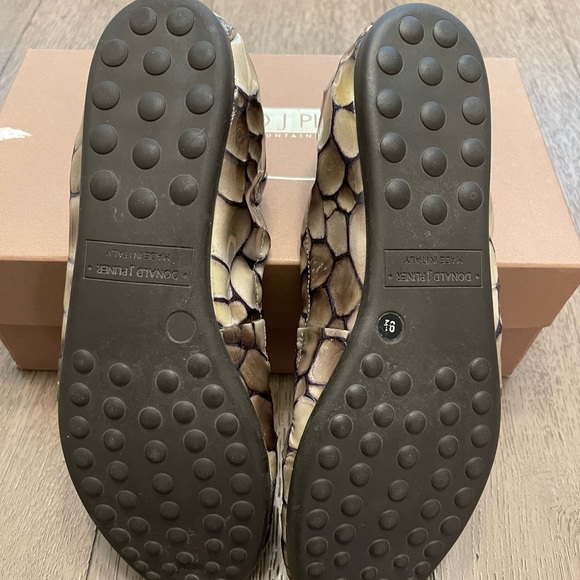 Donald J Pliner Ballet Flats in Smog Crocco Patent Leather, Size 9.5 - Picture 6 of 9